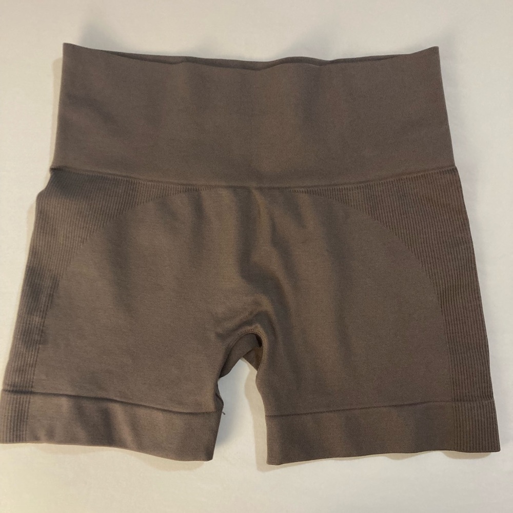 Set Active Sculptflex Biker Shorts in Pepper, Size Medium, Worn Once